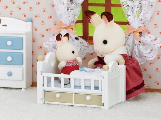 Bebê Coelho Chocolate e Cama Sylvanian Families Epoch 