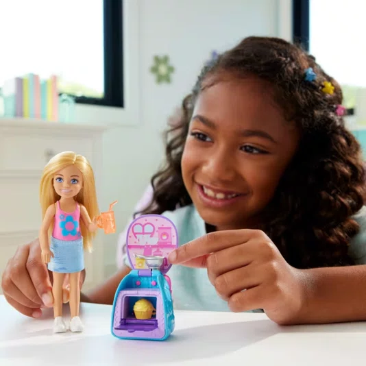 Boneca Barbie Family & Friends Club Chelsea Mochila de Cupcakes Mattel