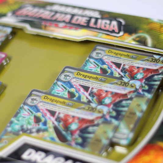 Box Pokémon Baralho Batalha de Liga Dragapult EX com 60 Cartas Copag