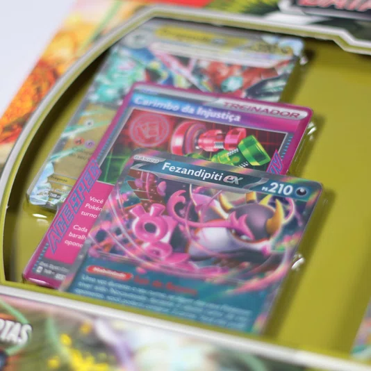 Box Pokémon Baralho Batalha de Liga Dragapult EX com 60 Cartas Copag