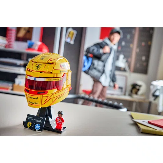 Capacete Scuderia Ferrari HP de Lewis Hamilton Editions Lego 